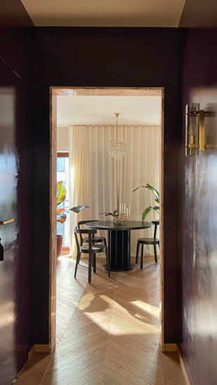 ciemny przedpokój, nastrojowy przedpokój, błyszcząca farba, moody design, lata 70 w designie