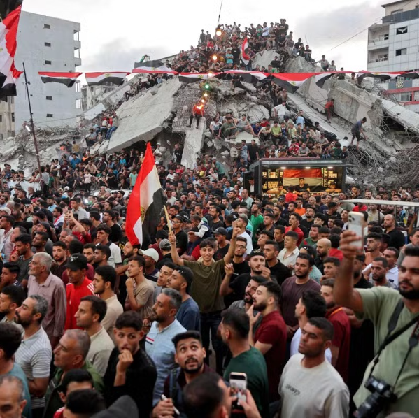 Foto: Omar AL-QATTAA / AFP - Sobre os escombros da Cidade de Gaza, multidão acompanha exibição de partida entre Egito e Argentina pela Copa do Mundo — Fonte G1