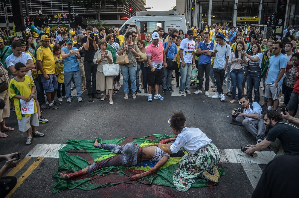 O vermelho-sangue sobre o corpo negro não é uma metáfora. É realidade. Artistas que protestavam contra a violência nas periferias foram obrigados a sair da avenida Paulista neste domingo de protestos “pacíficos”