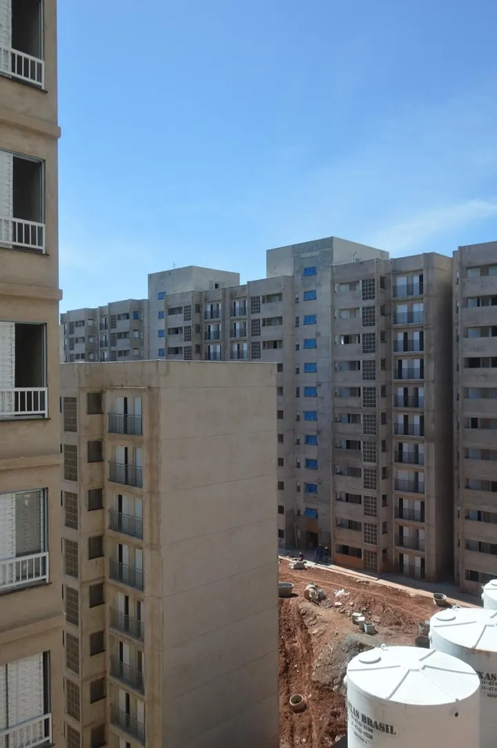 Com gestão do MTST, os(as) funcionários(as) da construtora dão os últimos retoques nos apartamentos com 67 m2 e varanda. Foto: mediaquatro.com