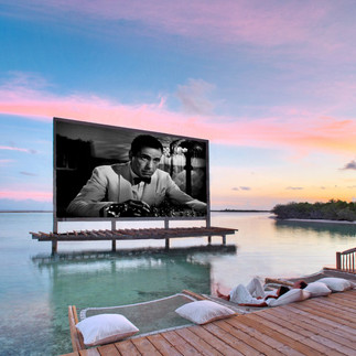 Ein Outdoor Kino im indischen Ozean des Soneva Sani Resorts.