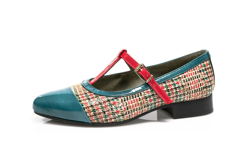 Zapato Nival estilo retro con punta azul turquesa, cuerpo de tweed multicolor y correa en "T" roja con hebilla dorada. Tacón bajo de 2-3 cm y suela negra.