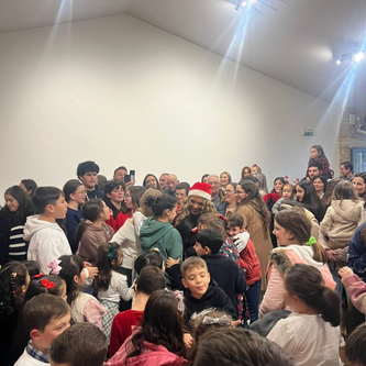Magia de Natal em Caires: Crianças da catequese celebram com festa e visita especial do Pai e Mãe Natal