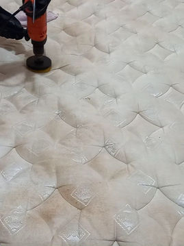 Colchón siendo limpiado con rotomartillo pulidor
