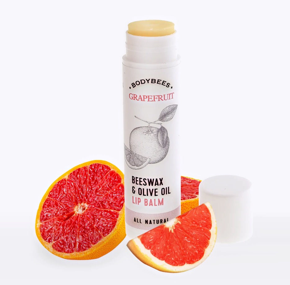 Thumbnail: Bee Smooth is een natuurlijk verzorgende lippenbalsem met bijenwas en olijfolie die droge lippen voed en kalmeerd. Geformulee