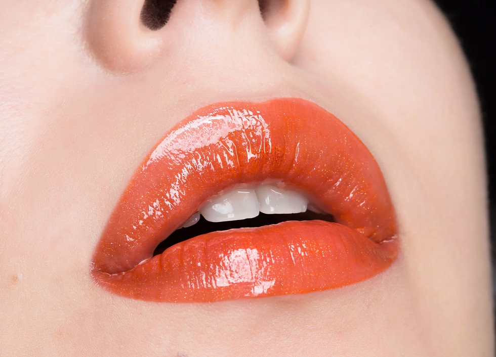 Geef je lippen een klassieke glans met MOIRA's Gloss Affair. Deze gepigmenteerde glans kan alleen worden gedragen  of als top