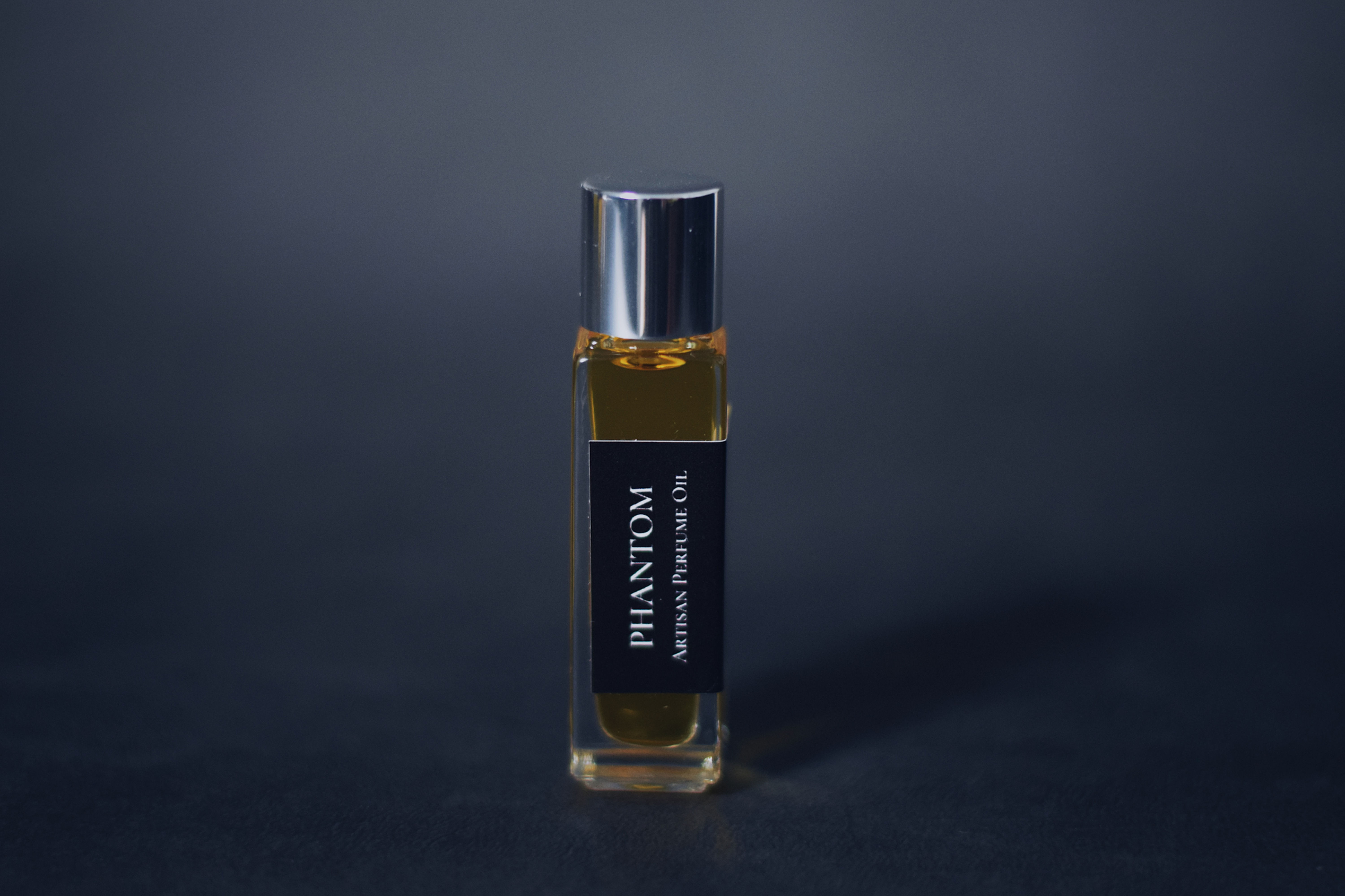 Phantom" is een verzadigd uniek parfum met een sterke noot van bittere rode roos, cederhout en een luxueus gevoel van Frans t