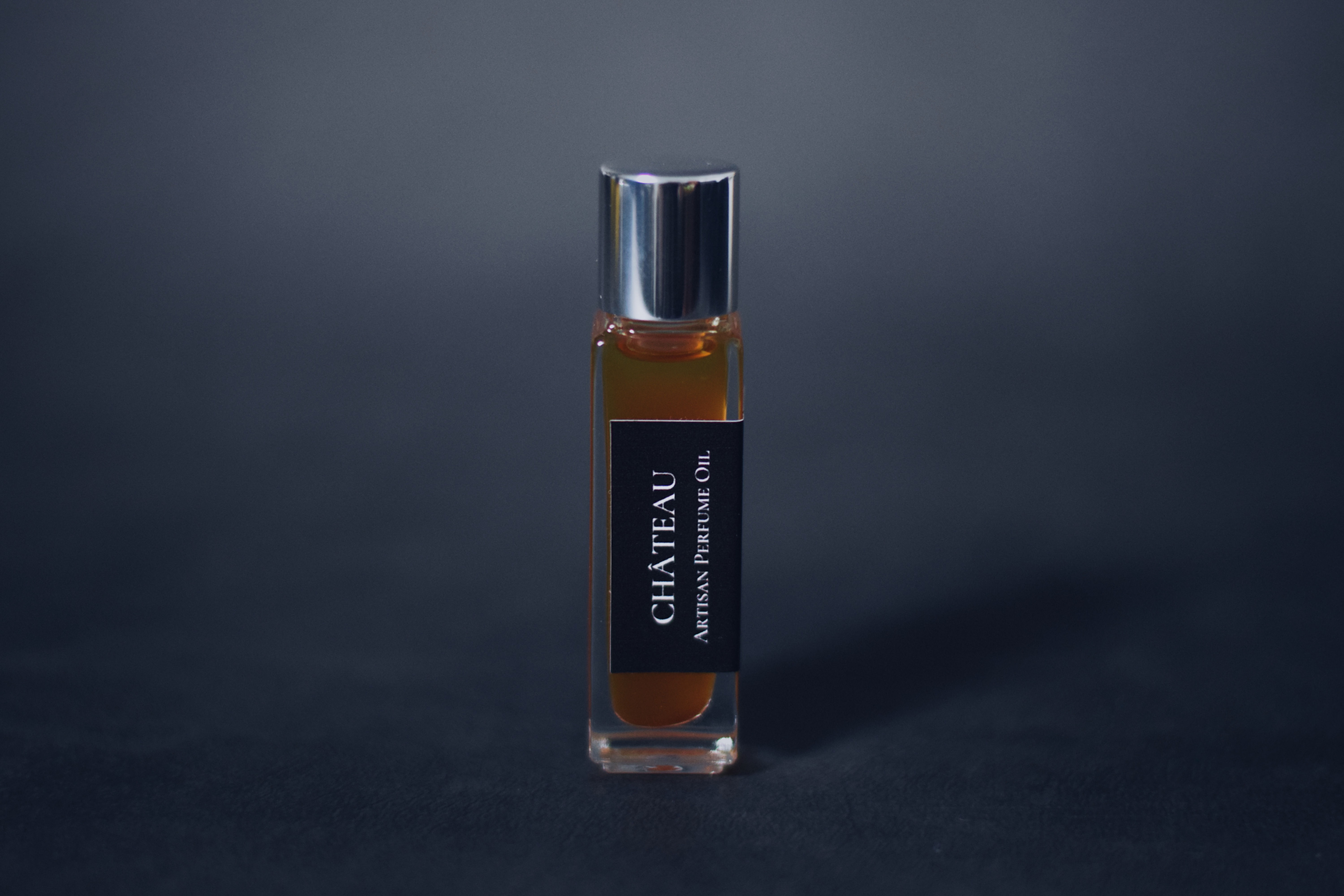 "Château" is een donkere geur met een poederachtige toets van oud hout, stof en een diepe noot van zoete tabak.