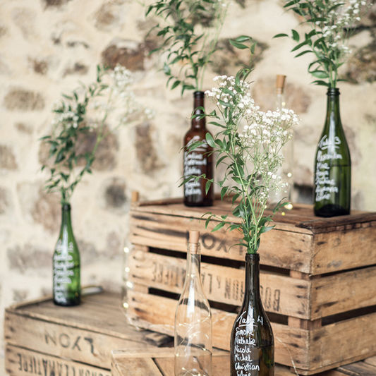 Plan de Table réalisé avec des caisses de pommes et des bouteilles de vin,. agrémentés de jolis petits bouquets de gypsophile, Auvergne Rhône Alpes By Malice & Déco