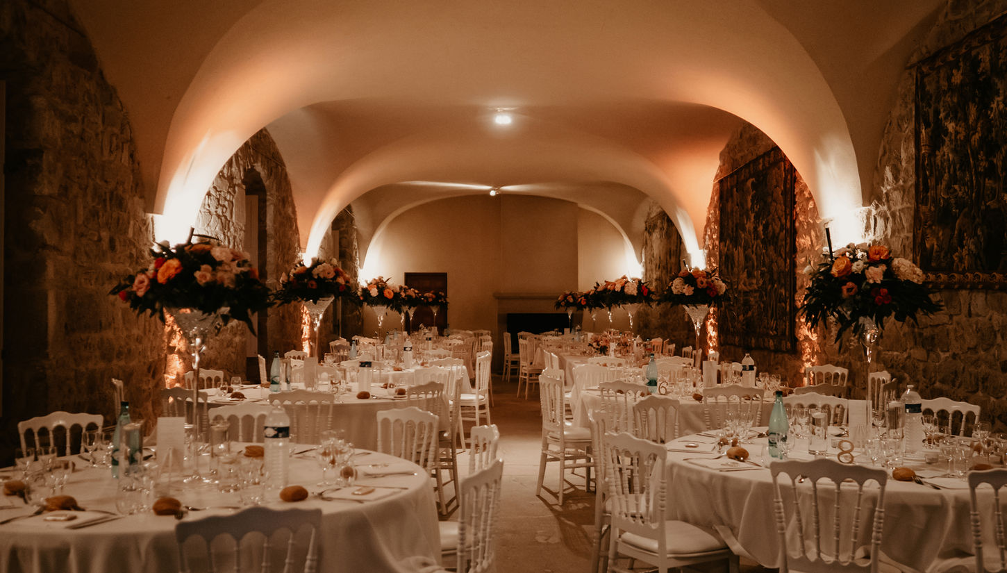 Centre de table : vase Martini pour une ambiance chaleureuse et romantique.