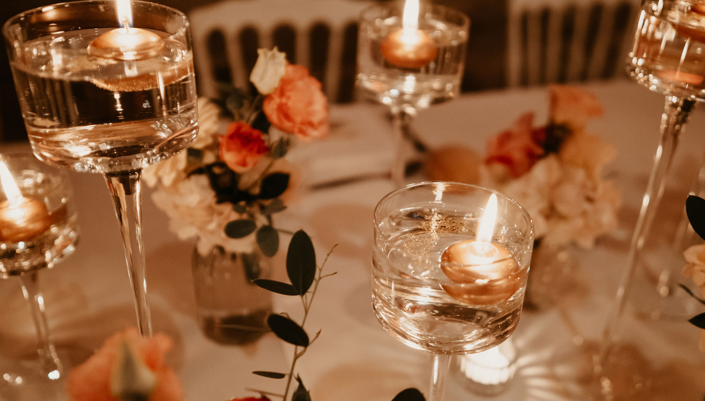 Décoration table d'honneur, chemin lumineux et floral.