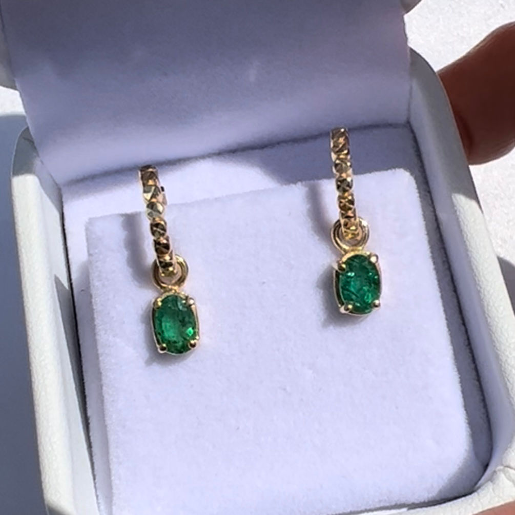 Huggies diamantados y Esmeraldas naturales ovaladas