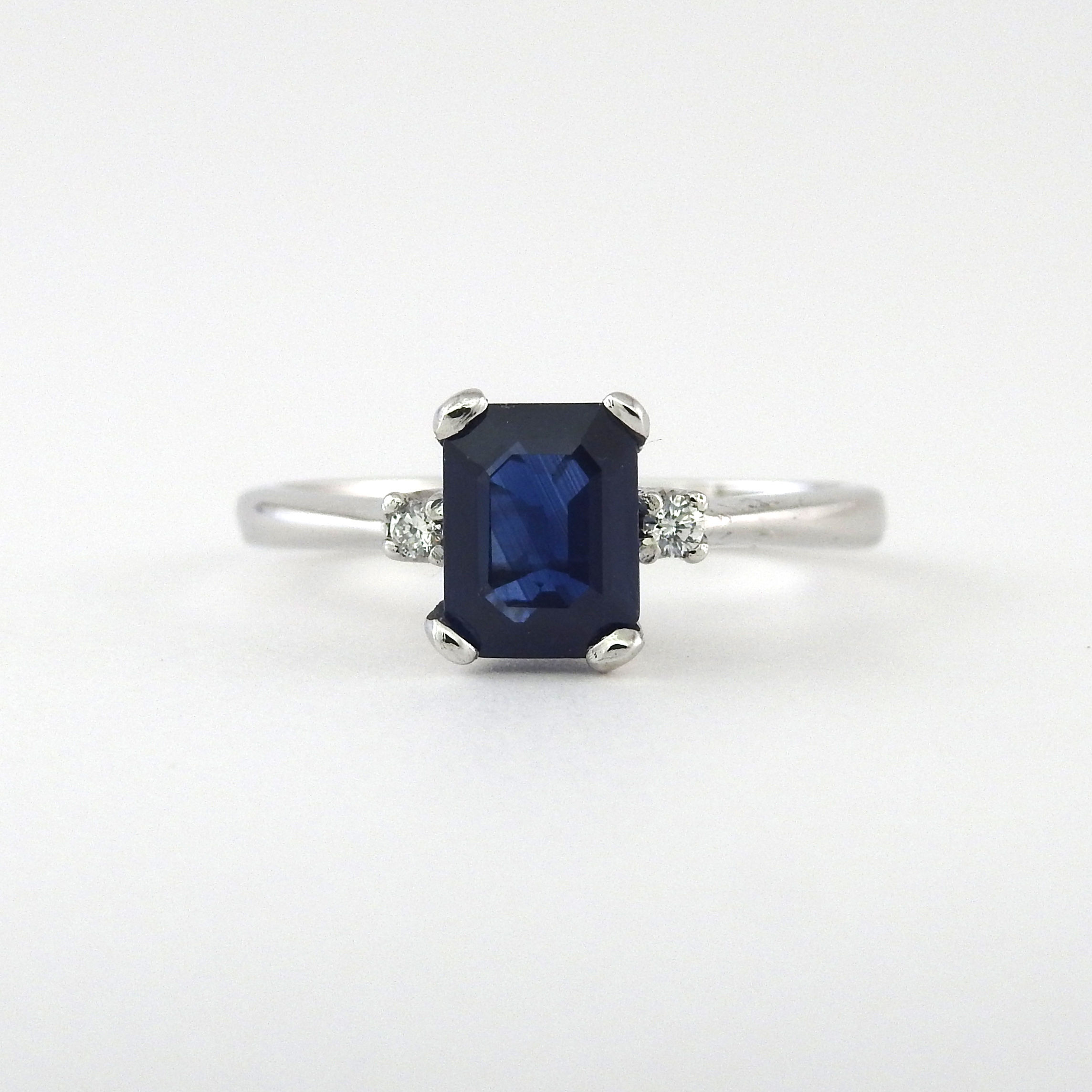 Zafiro corte esmeralda y diamante laterales