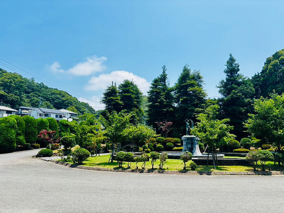 長崎北高校正面から見た中庭