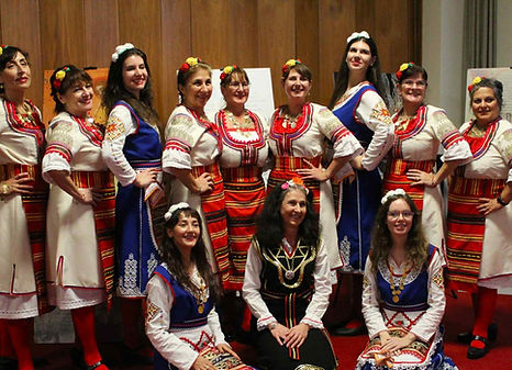 Българска народна музика и танци изпълниха въздуха на сградата на общината в град Виктория, Британкса Колумбия.