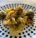 verduras, coles de bruselas y calamares