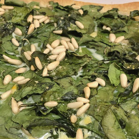 Hojaldre fino de espinacas y piñones