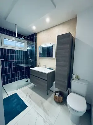 Rénovation complète de cette salle de bain avec douche à l’italienne et carrelage contemporain 