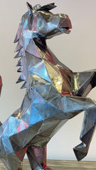Escultura Il Cavallino feita em aço para o evento da Casa Ferrari – obra de Jonas Kleine