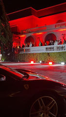 Fachada da Casa Ferrari com carro esportivo – evento com escultura Il Cavallino de Jonas Kleine