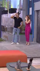 Escultura metálica W-Oman de Jonas Kleine exibida ao lado de Tadeu Schmidt e Ana Clara na apresentação oficial da Casa do BBB23 na TV Globo