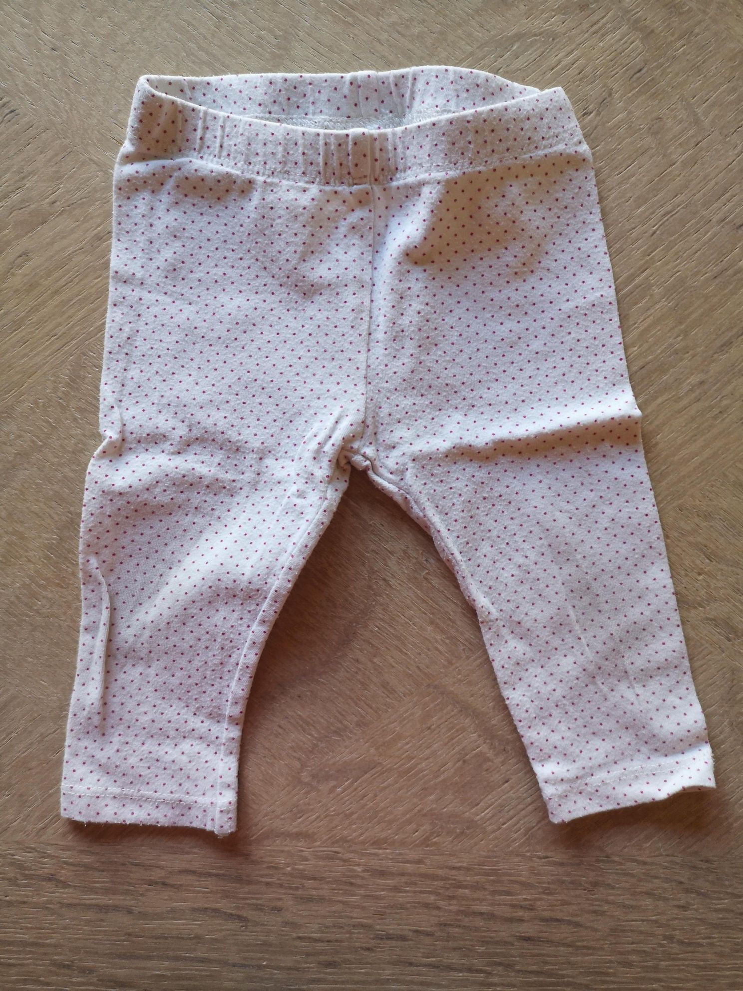 Legging met rode bolletjes