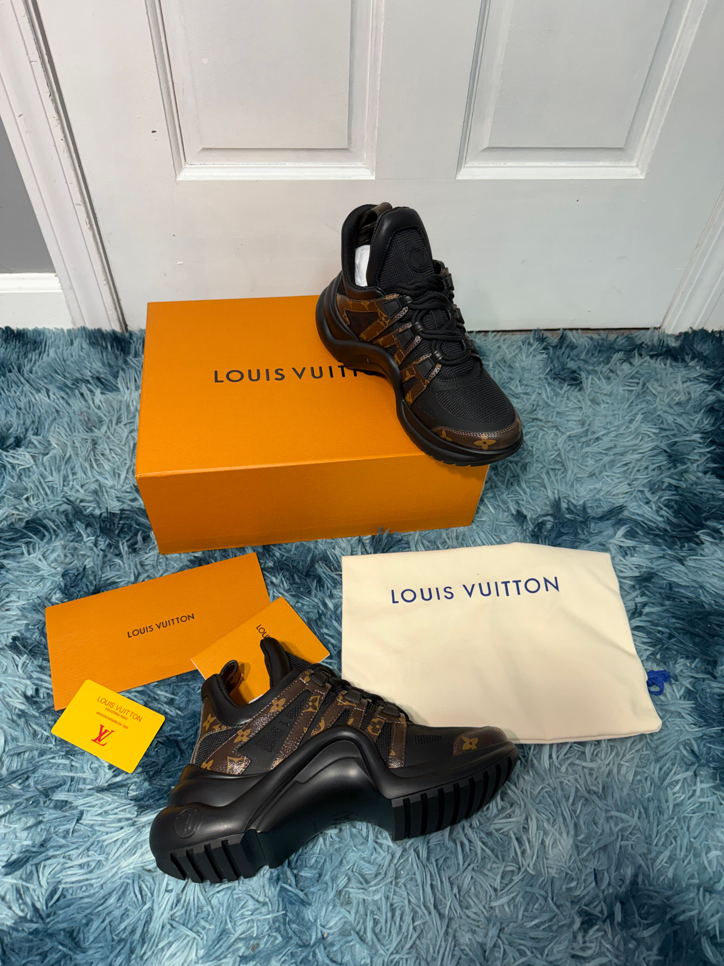 LV  SNEAKERS 