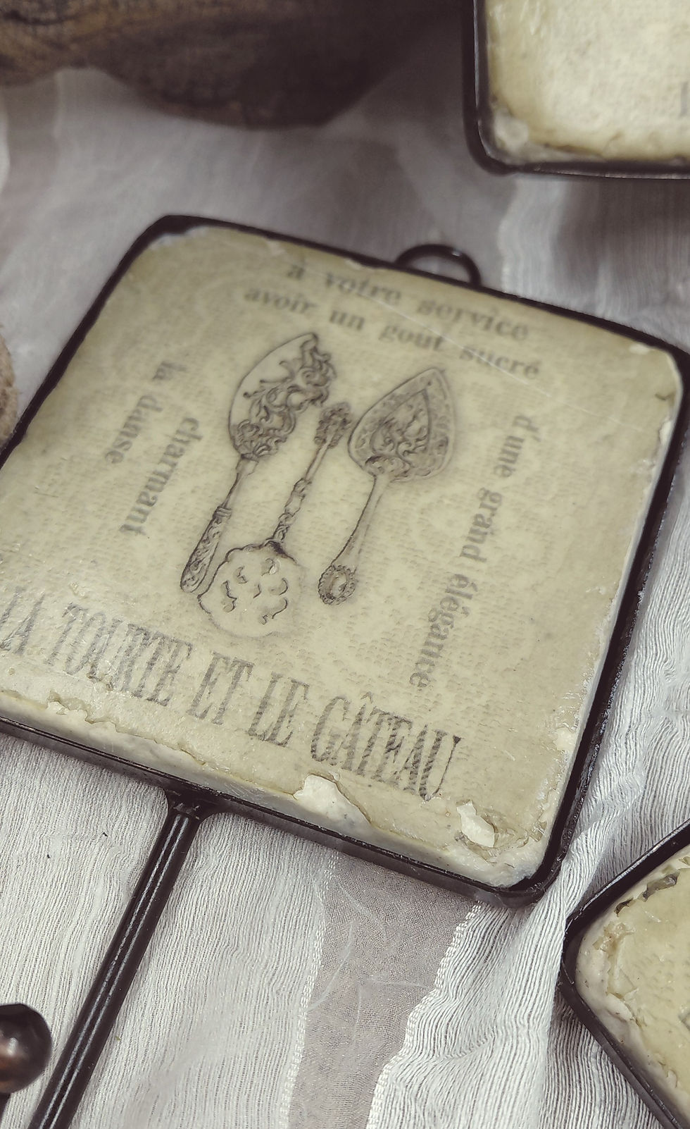 Miniatura: Appendini da parete Shabby Chic: Porta la poesia della Provenza a casa tua