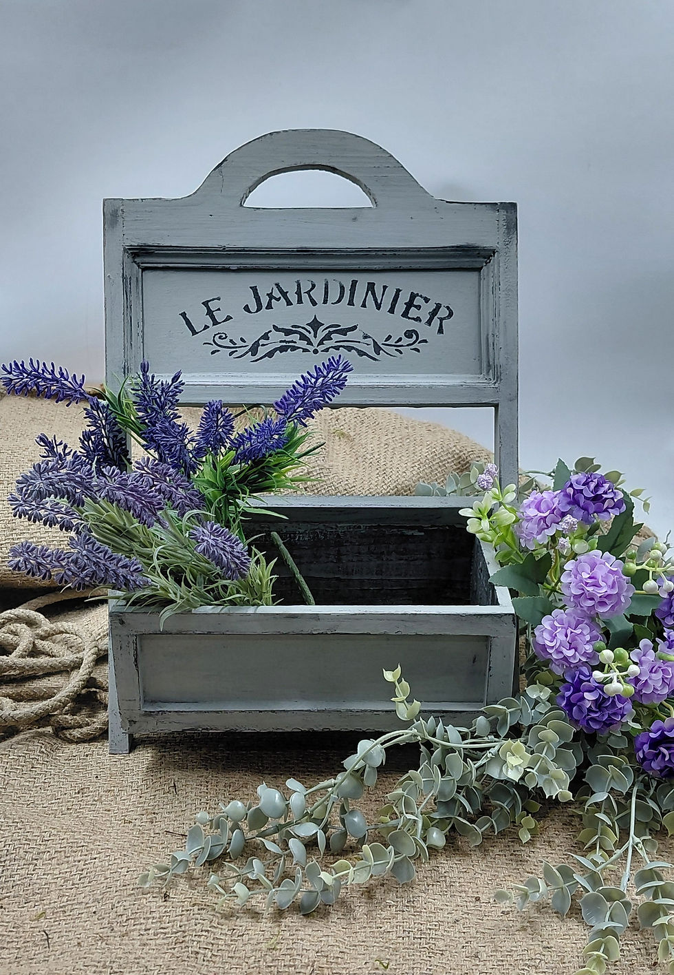 Miniatura: Il fascino della Provenza in un dettaglio: il porta vasi "Le Jardinier"