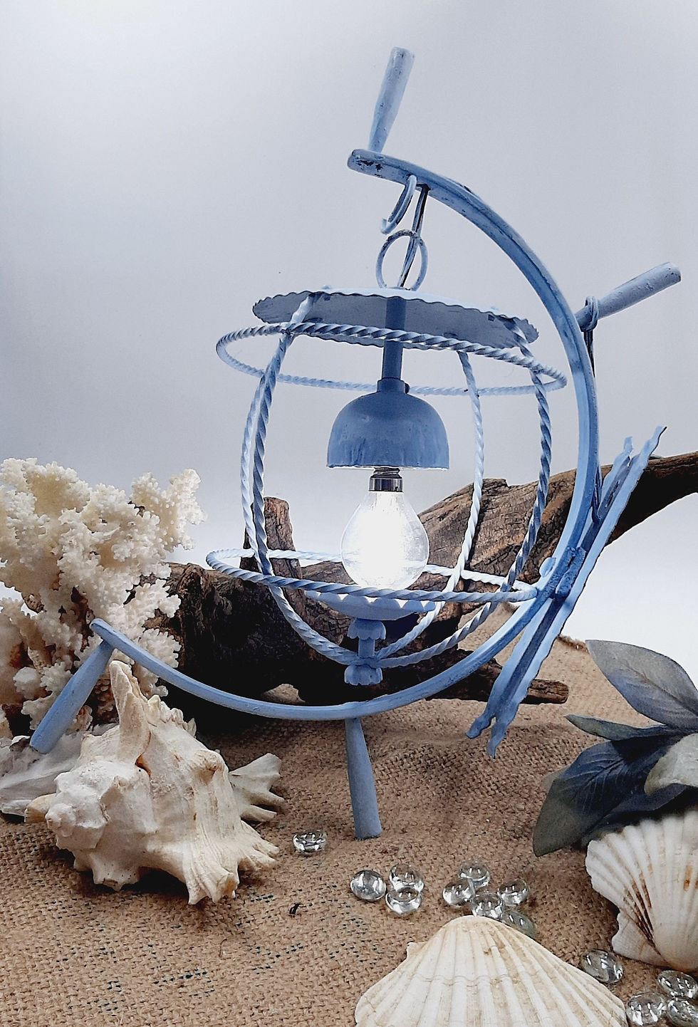Miniatura: Un angolo di mare sempre con te: Lampada Artigianale "Coastal Breeze"