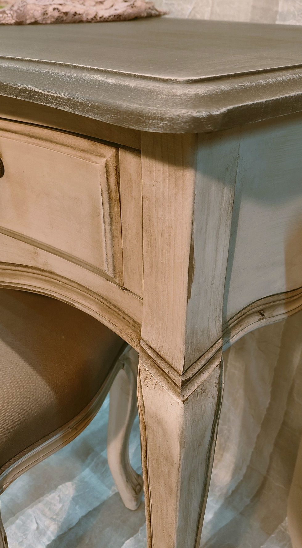 Miniatura: Poesia senza tempo – Consolle Shabby Chic in legno con Pouf coordinato in cotone