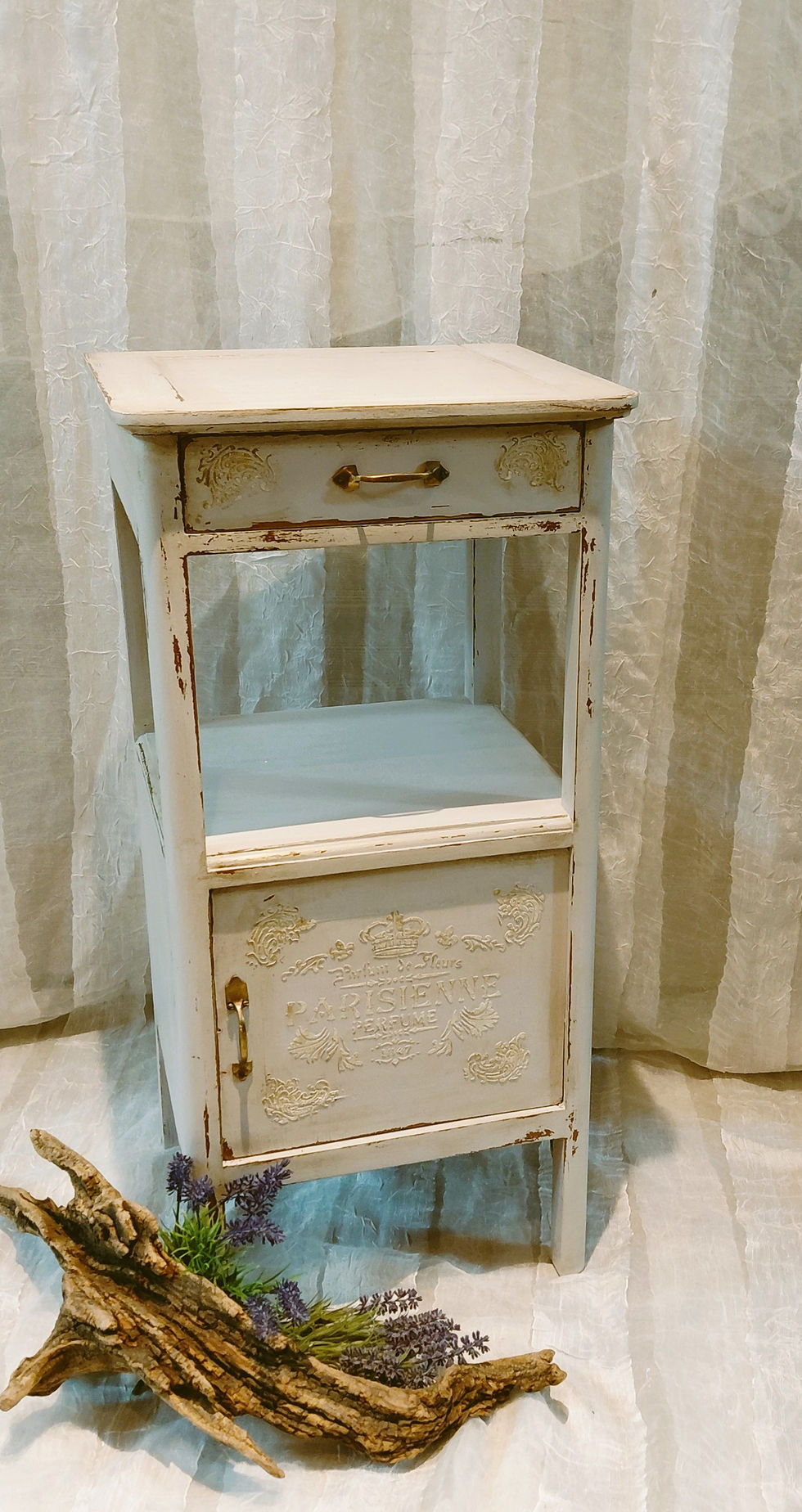 Miniatura: Fascino Provenzale in casa con Questo Esclusivo Mobiletto Shabby Chic!