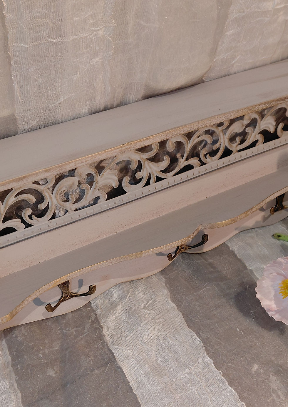 Miniatura: Incantevole Appendiabiti Shabby Chic in Legno con Fregio in Metallo