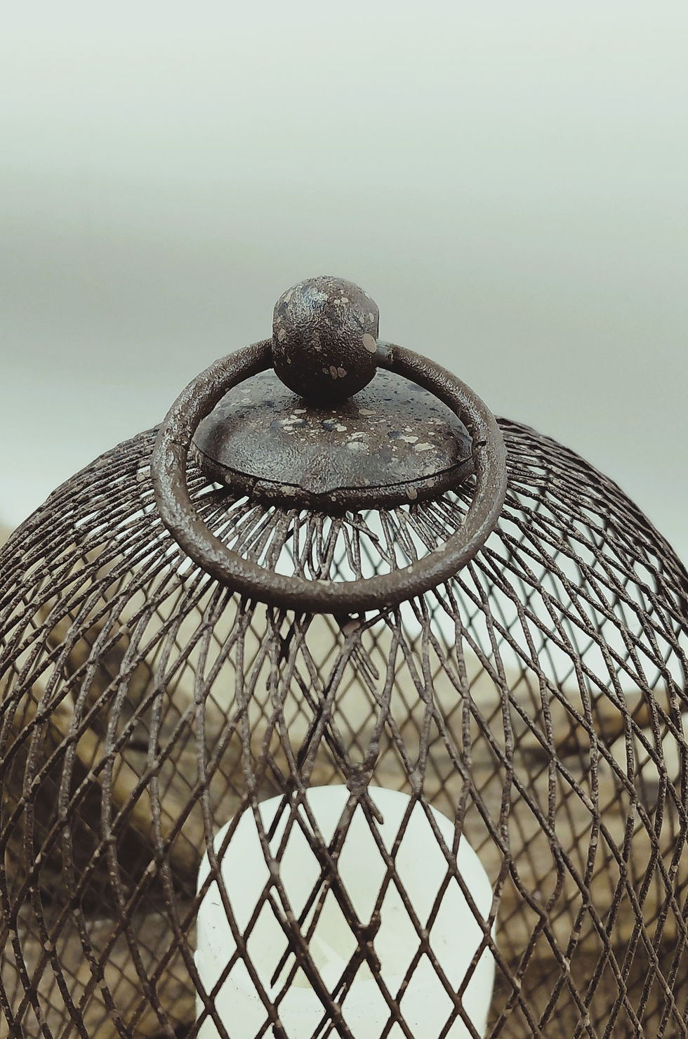 Miniatura: Il dettaglio che fa la differenza: Alzatina con cloche in metallo traforato