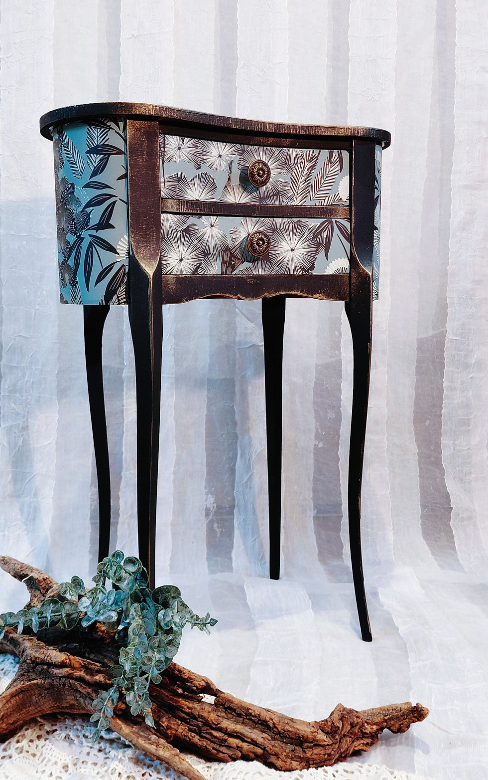Miniatura: Eleganza Contemporanea: Mobiletto Bombato in Stile Chinoiserie