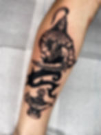 Black-and-Grey Tattoo von Tattoo Artist Jakob Stumm aus Stuttgart. Es zeig einen gepanzerten Djinn mit Schwert, Wunderlampe und stilisierten tribal Flammen.