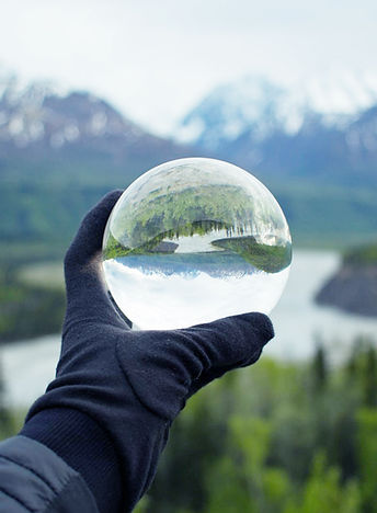 Natur som reflekterer over krystallglass