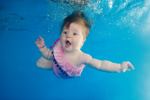 ¡BEBÉ AL AGUA! MATRONATACIÓN, BENEFICIOS DE NADAR CON TU BEBÉ
