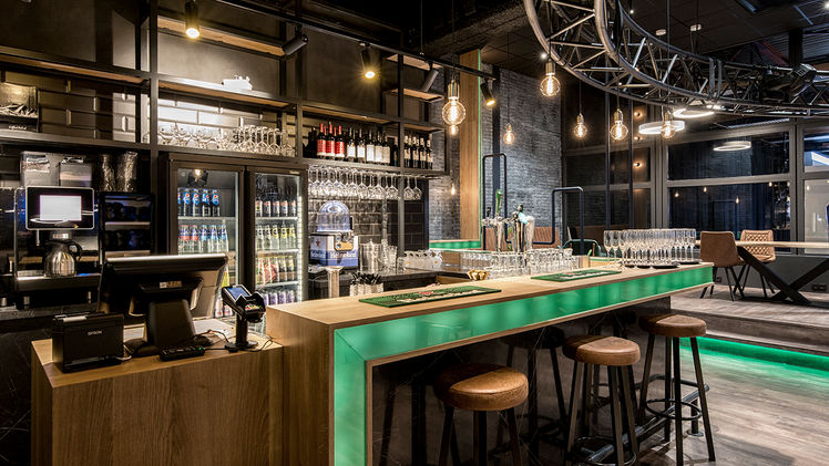 Modern bar interieur met groene verlichting