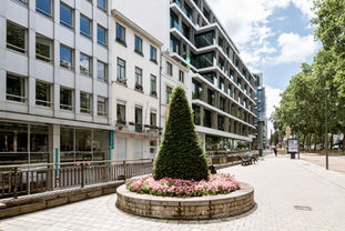 Vastgoedfotografie -Moderne Brusselse gebouwen en bloembed