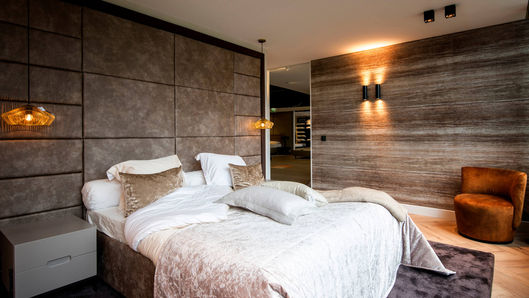 Sfeervolle interieurfoto van de nieuwe showroom van Wooncentrum Veerman in Volendam met warme verlichting en moderne inrichting