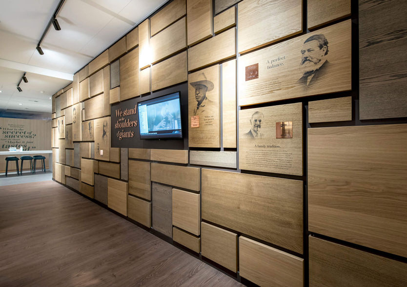 Restaurant Diageo: houten wand met portretten en scherm