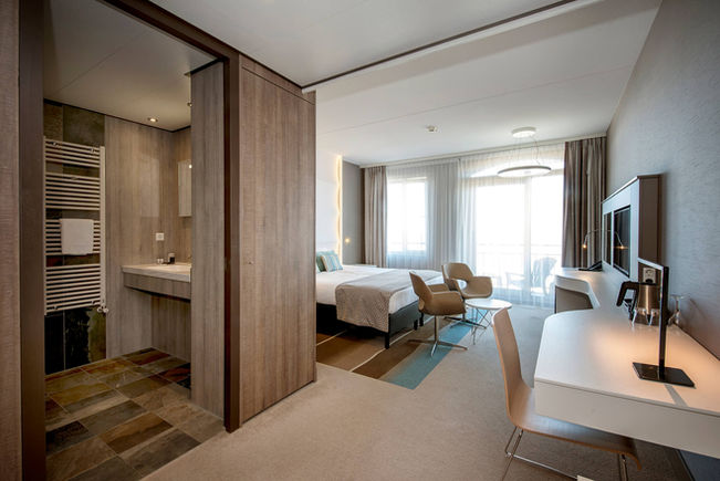 Lichte en sfeervolle hotelkamer in Hotel Golfzang gefotografeerd door interieurfotograaf in Egmond aan ZeeBedrijfsfotografie