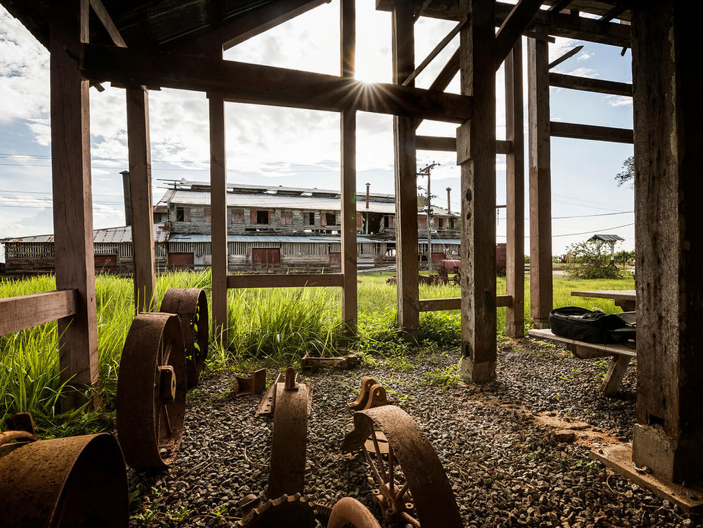 Oude fabriek gezien door houten constructie, bedrijfsfotografie