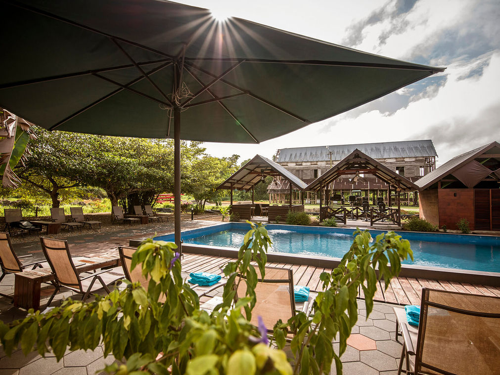 Zwembad met ligstoelen en parasols, rustig resort