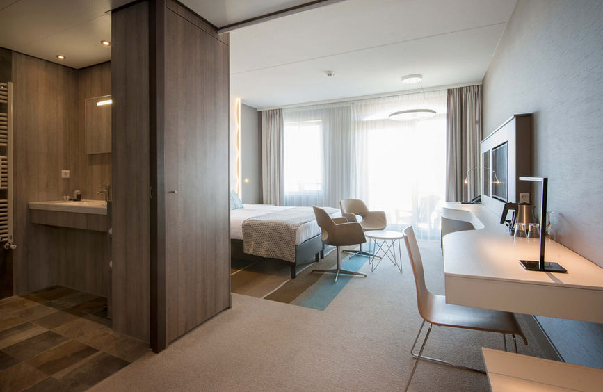 Lichte en sfeervolle hotelkamer in Hotel Golfzang gefotografeerd door interieurfotograaf in Egmond aan ZeeBedrijfsfotografie
