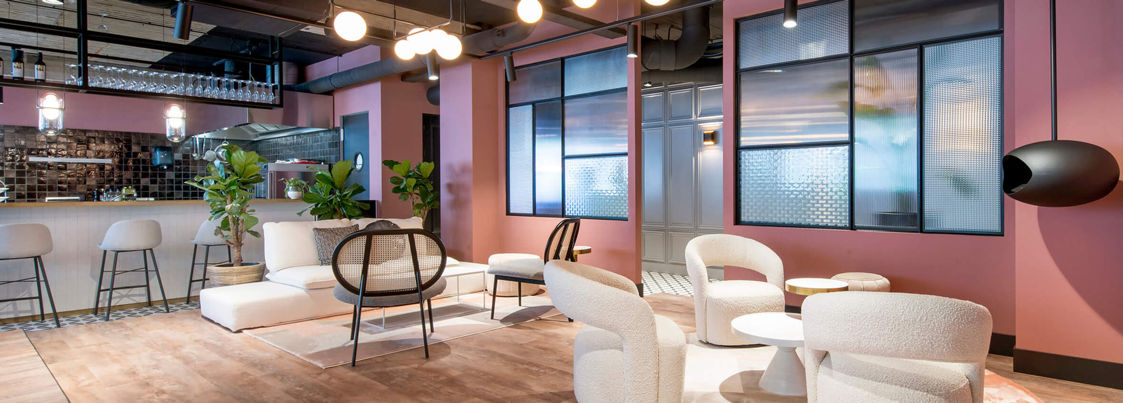 interieurfotografie van woningen, bedrijfspanden, hotels, winkelpanden, restaurants, en gemeentehuizen. 

Projectfoto's van congreszalen, sportscholen en bedrijfskantines.