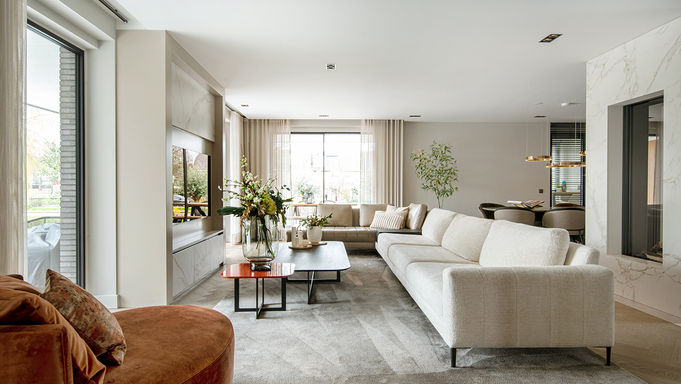 Ruime, moderne woonkamer met grote ramen