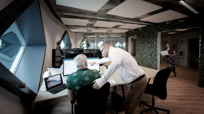 Bedrijfsfotografie Hoorn - fotograaf legt medewerkers vast op kantoor in Amsterdam