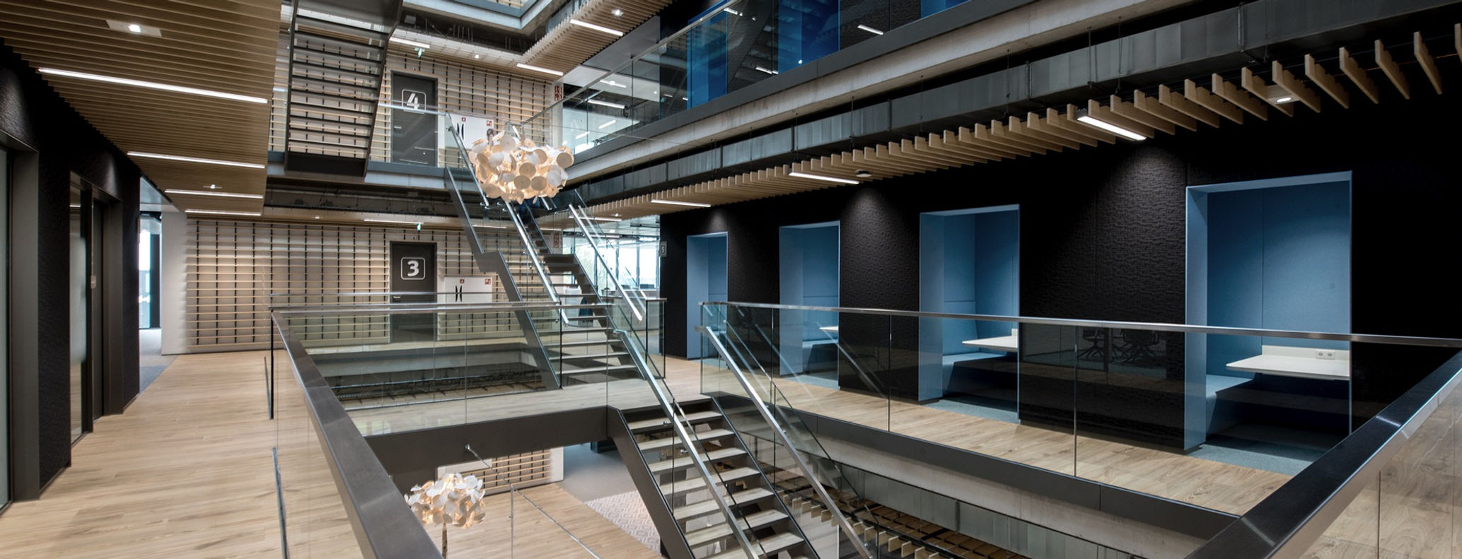 interieurfotografie van woningen, bedrijfspanden, hotels, winkelpanden, restaurants, en gemeentehuizen.
Projectfoto's van congreszalen, sportscholen en bedrijfskantines.